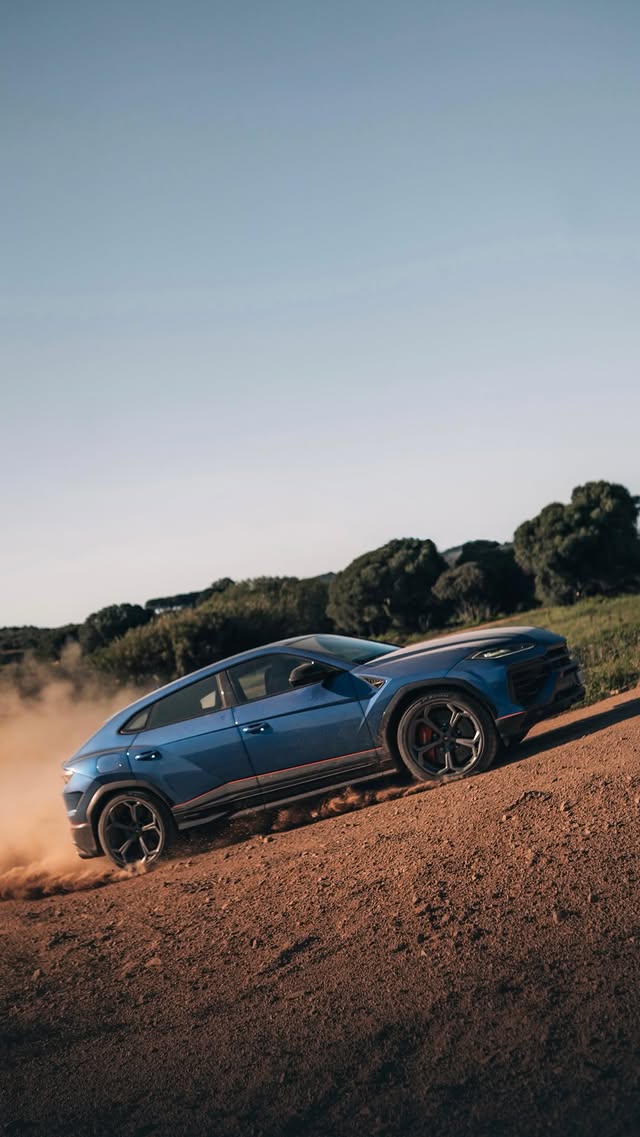 Lamborghini Urus SE crossing Sardinian terrain in the Esperienza Terra Sardegna film